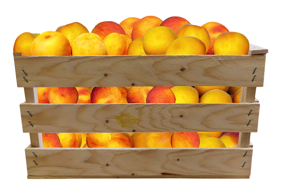 dřevěná přepravka s ovocem